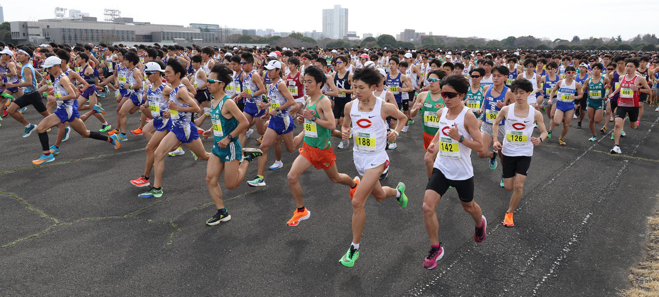 陸上自衛隊立川駐屯地をスタートする日本学生ハーフマラソン