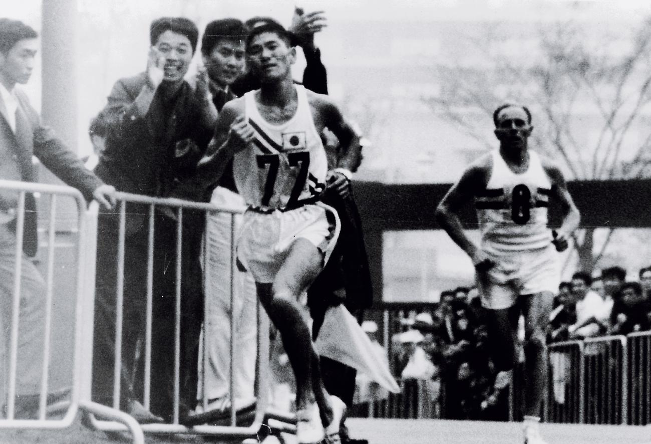 1964年10月、東京五輪マラソンで、円谷（左）はヒートリー（後方）をリードして国立競技場に帰って来た