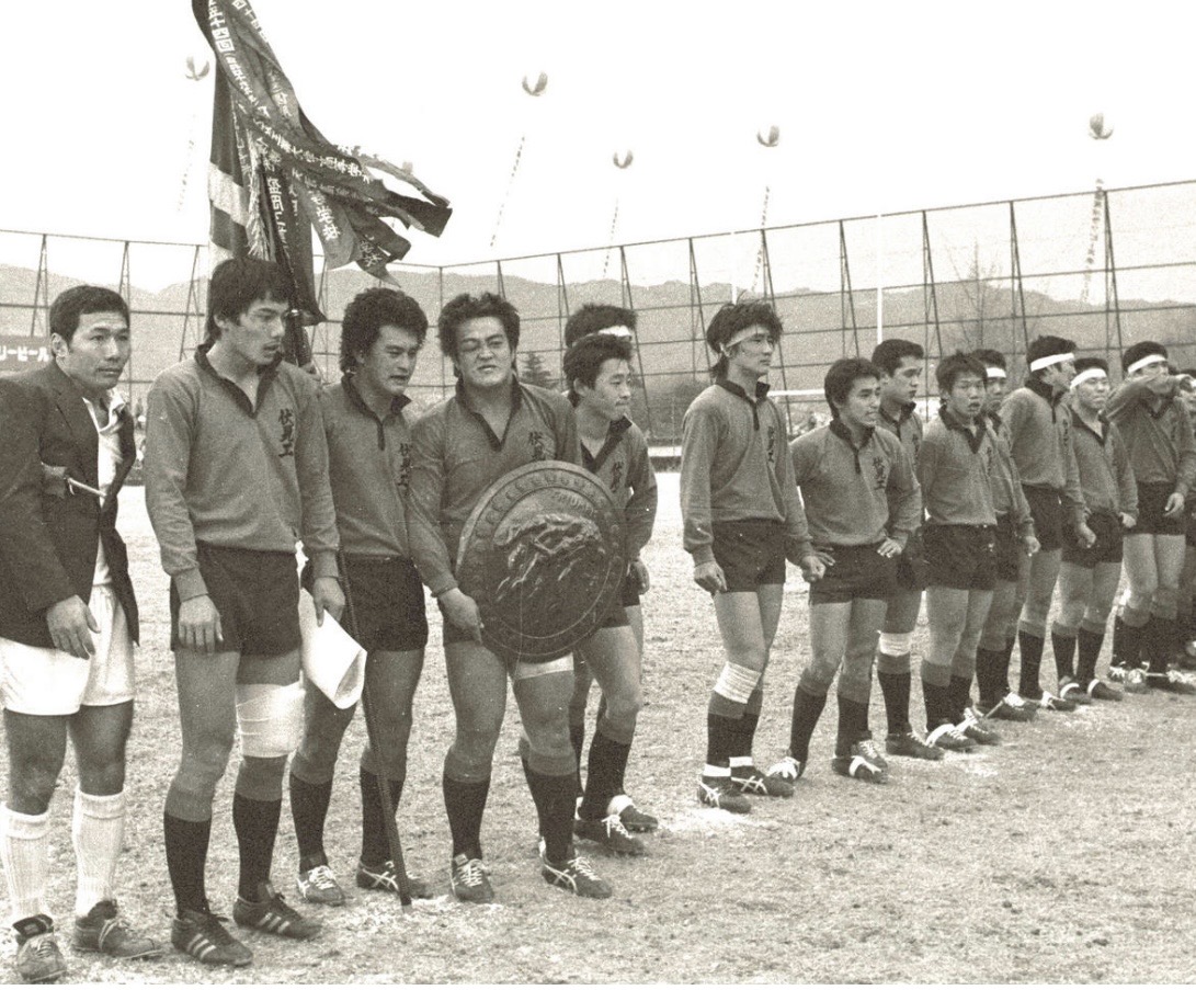 1981年１月、全国高校ラグビーで伏見工業は大阪工大高を破り初優勝する。左から２番目が中心選手だったSO平尾誠二