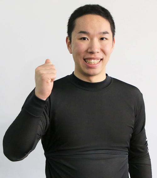 デビュー戦で完全優勝を決めた早期卒業ルーキー菊池岳仁は笑顔でガッツポーズ