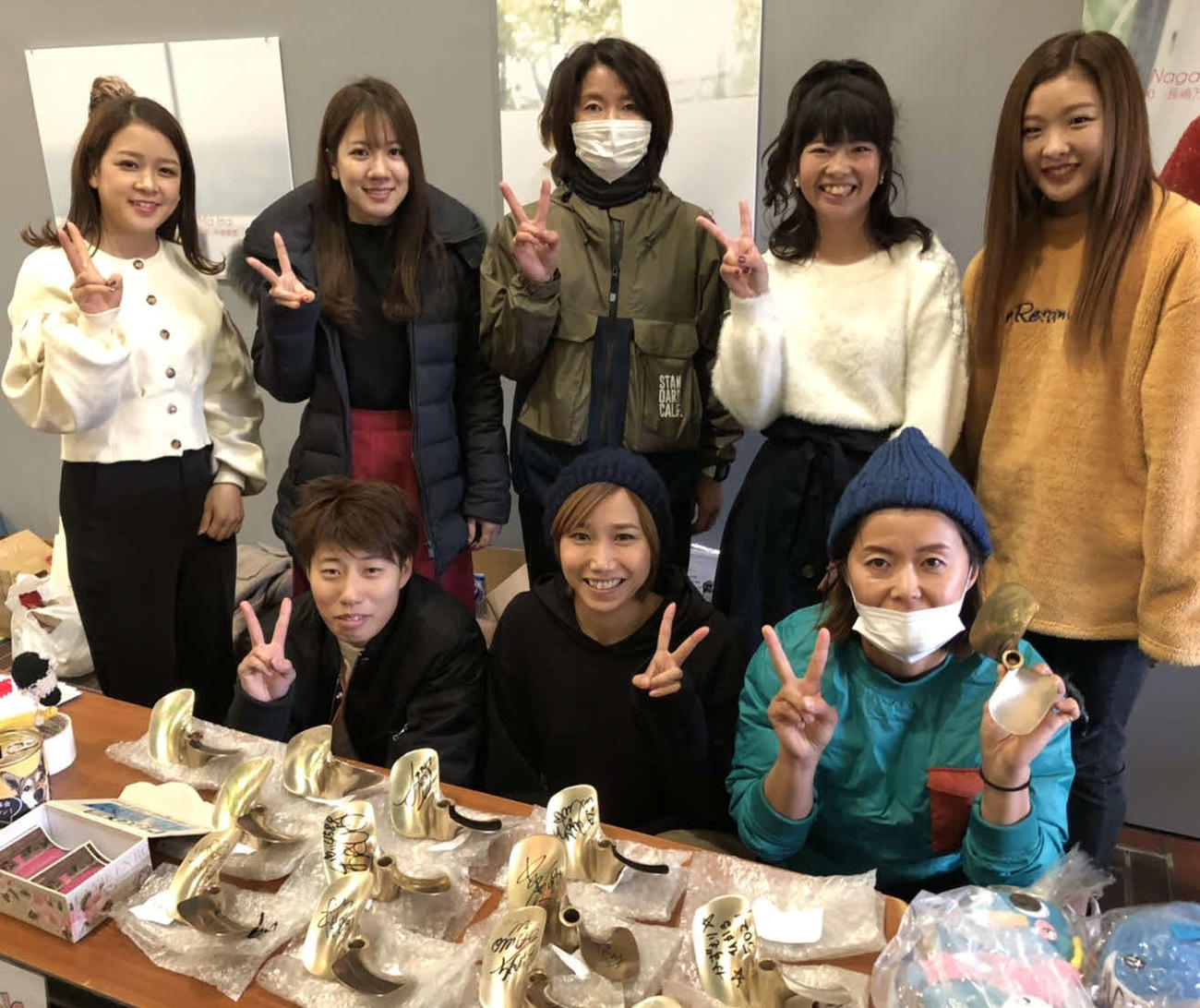 昨年12月、徳山クイーンズクライマックス2日目にチャリティーを行った。前列左から間庭菜摘、加藤綾、池田明美。後列左から勝浦真帆、実森美祐、池田浩美、末武里奈子、戸敷晃美