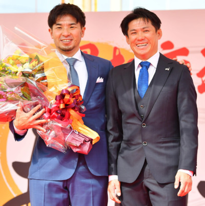 村上義弘さん(左)と引退報告会で記念撮影する村上博幸(2022年10月22日撮影)