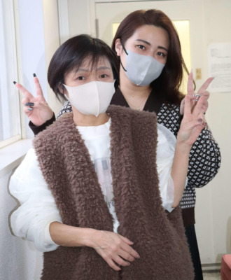 小松島の名物アナウンサーだった茂村華奈さん（手前）と後継者の岩原紗也香さん（撮影・神田成史）