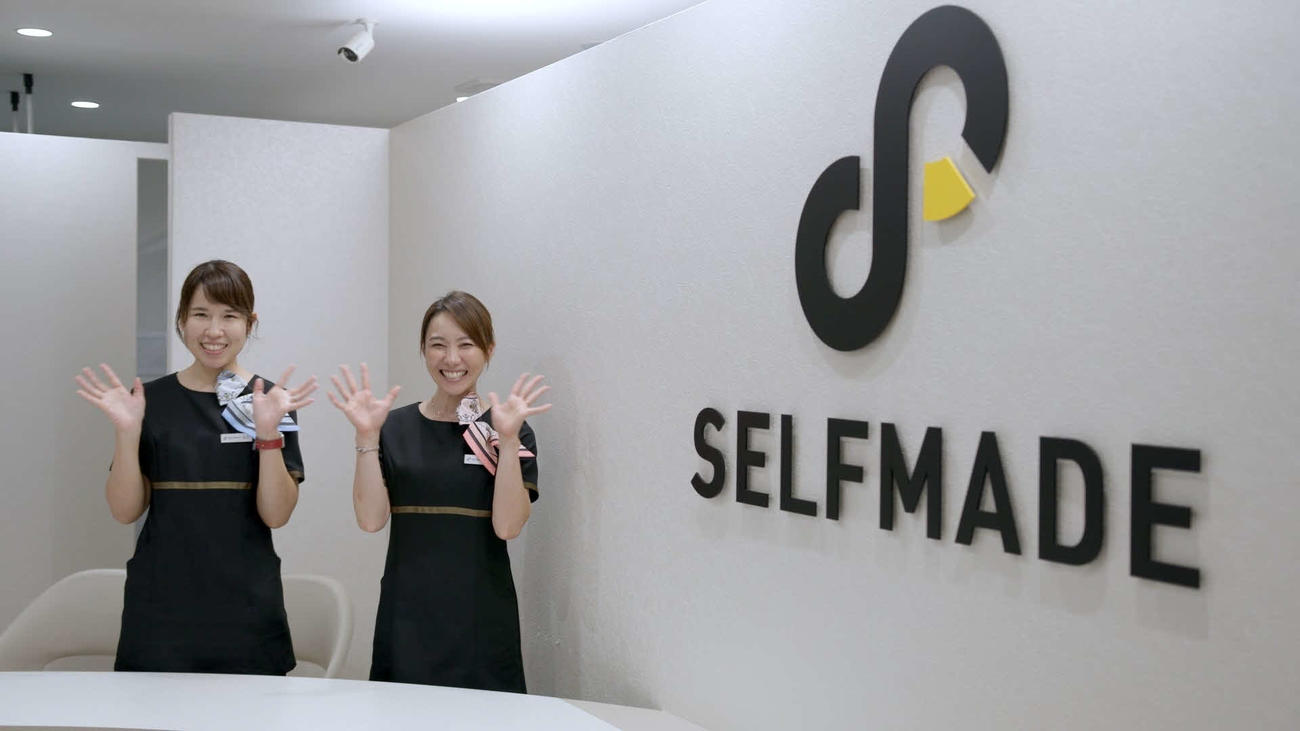 セルフ脱毛店をオープンした魚谷香織（右）