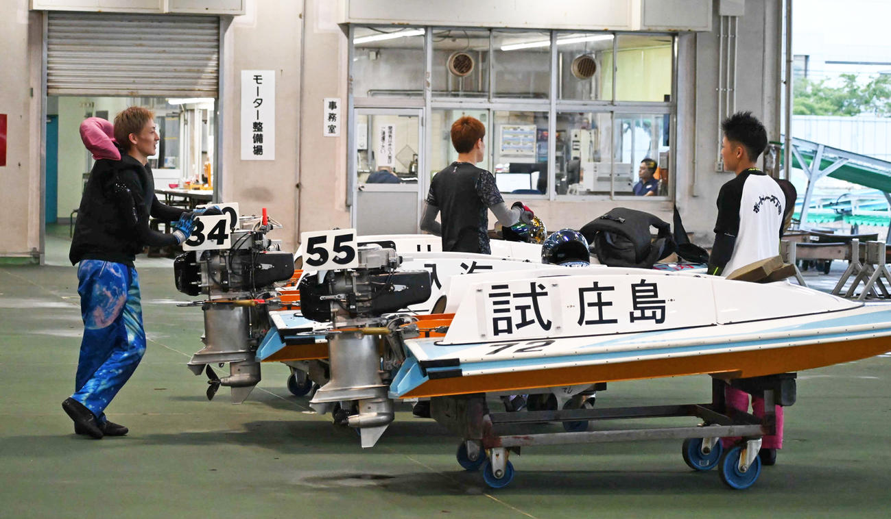 内田壮（右）は入海馨にアドバイスを求める