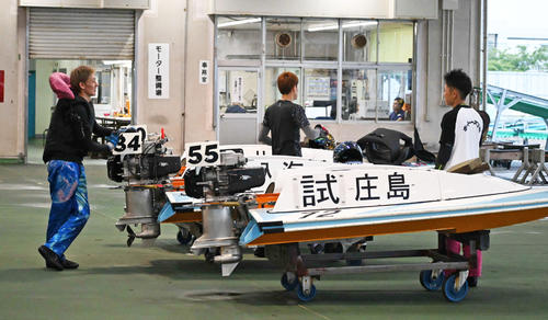 内田壮（右）は入海馨にアドバイスを求める