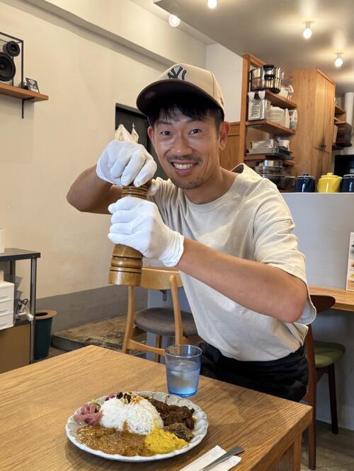 重木輝彦の特製スパイスカレー絶賛発売中!