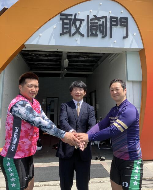 大塚健一郎（中）は練習仲間の安部龍文（右）と梶原恵介とともに晴れやかな表情（本人提供）
