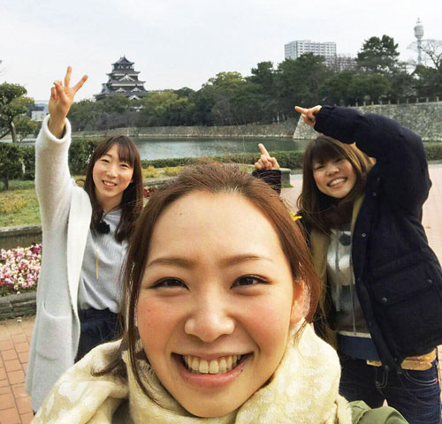 同期の後藤美翼(左)水野望美(右)と広島城をバックに