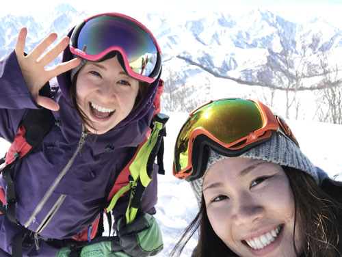 孫崎百世(左)と新潟でバックカントリー(裏山滑り)
