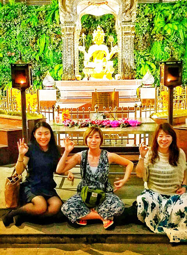 気心の知れた友人とタイ旅行(中央)
