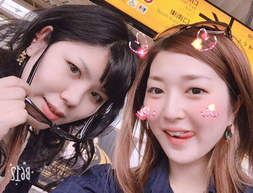 ６歳上の姉（左）と旅行中の１枚（本人提供）