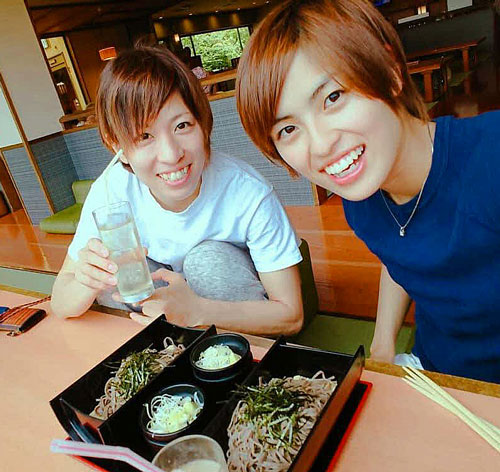 憧れの師匠、長嶋万記（左）とトレーニング後にランチ
