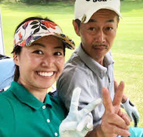 父の倉谷和信とゴルフを楽しむ（本人提供）