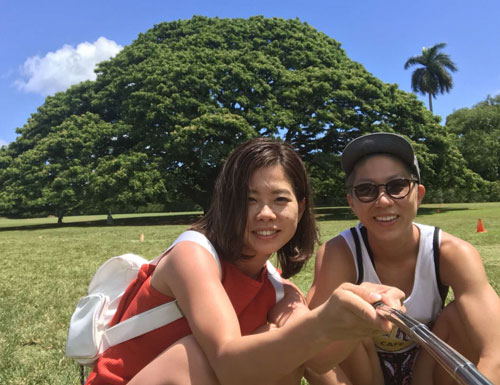 同期の渡辺真奈美(右)とハワイで一緒に(本人提供)