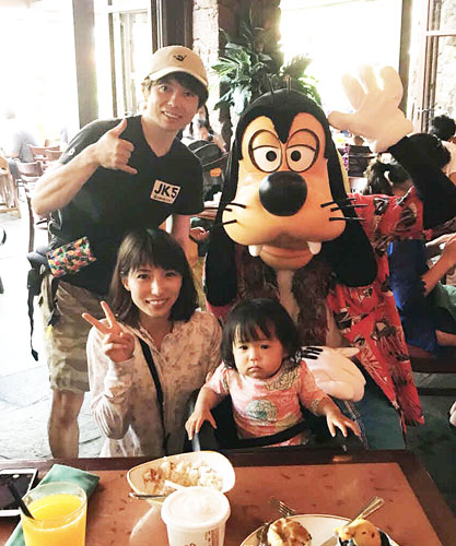 ハワイのディズニーランドでの家族写真。上段左が斉藤優。下段左から芦村幸香、長女の花杏夏さん