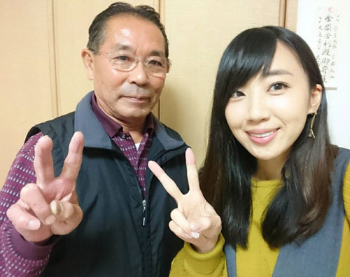 親子でツーショット。深見亜由美（右）と元ボートレーサーの父・康司さん