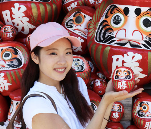 初勝利の水神祭を挙げて大阪勝尾寺にだるまを奉納