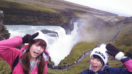 姉とアイスランド観光（右）