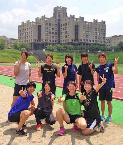 立命大陸上競技部でグラウンドに集合。前列左から2番目が安井瑞紀