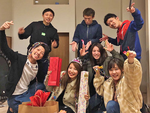 土屋南(前列左から2番目)の誕生会で(同3番目が安井瑞紀)