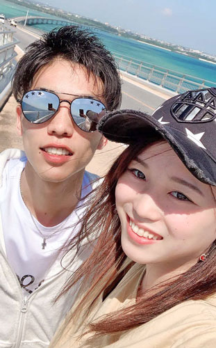 夫・吉田凌太朗（左）と宮古島へ旅行