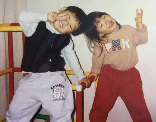 子供の頃の兄・龍星（左）とのツーショット