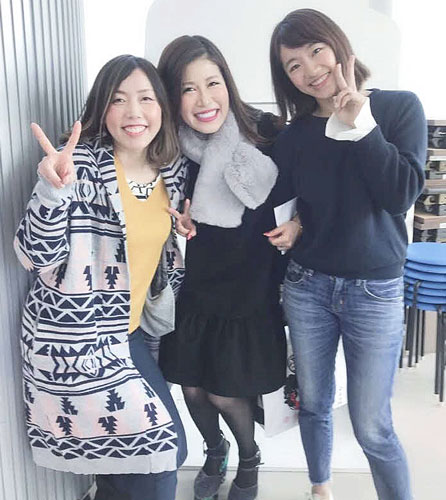 先輩の西坂香松（左）とトークショーに出演。中央は司会の村上志津香さん（本人提供）