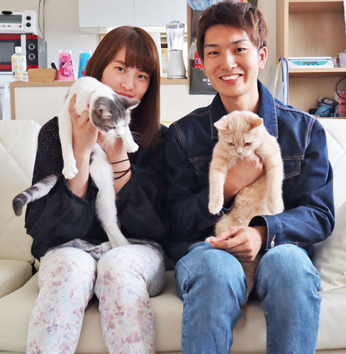 夫・板橋侑我と。愛猫のニケ（左）とヴィヴィに癒やされてます（写真は本人提供）