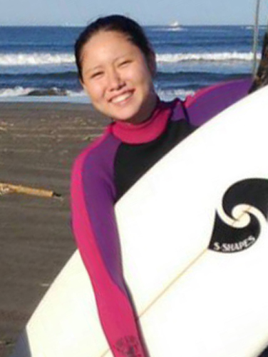 地元でサーフィンを楽しむ（本人提供）