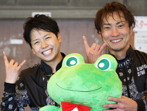 デビュー初勝利は１９年１月、師匠の魚谷智之（右）が見守る中で飾った