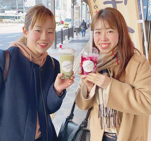 同期の計盛光（左）とスイーツを楽しむ