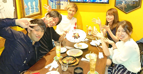 食事会での金子千穂（右手前）、お笑いコンビ・モンキーターンの小田桐大地（左手前）と安谷屋匠純（左中央）、１２１期の石田貴洋（左奥）、中村かなえ（右奥）