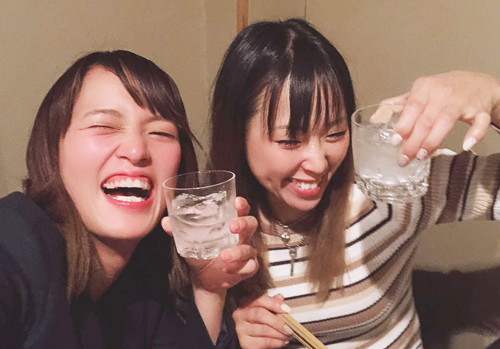仲のいい先輩・真子奈津実（右）と楽しんでます