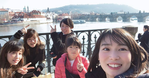 チェコのカレル橋で。左から古川舞さん、深川麻奈美、津田裕絵、長女・瑠璃さん、坂咲友理