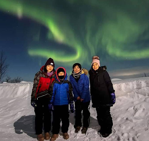 フィンランドのレヴィでオーロラ鑑賞。左から深川麻奈美、長女・瑠璃さん、津田裕絵、坂咲友理