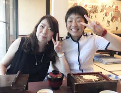 母とうなぎのせいろを食べに行った時（右が本人）