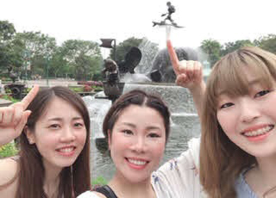 同期３人で香港ディズニーランドへ旅行（左から梅内夕貴奈、中北涼、本人）