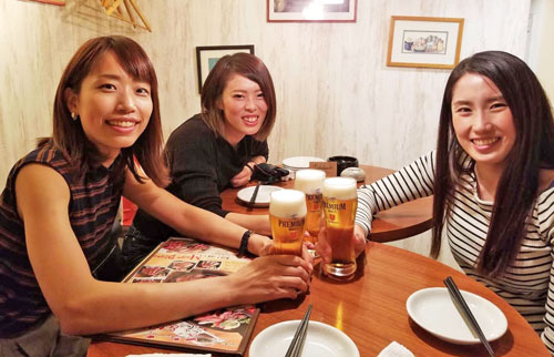 同期の高橋悠花（左）前原哉（右）と楽しく飲んでます