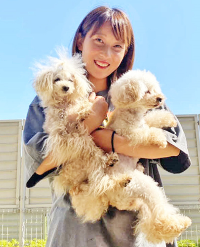 愛犬を抱っこして笑顔（本人提供）

