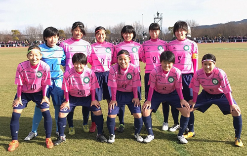 大阪学芸高３年の時に全日本高校女子サッカー選手権に出場（前列左端が高憧四季）