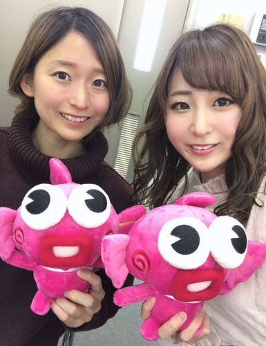 姉の西岡育未（右）と一緒に（本人提供）