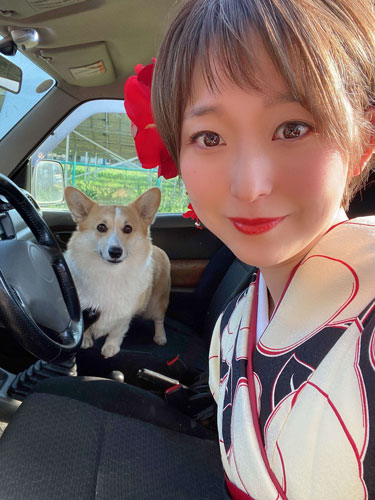 姉の西岡育未（右）と一緒に（本人提供）