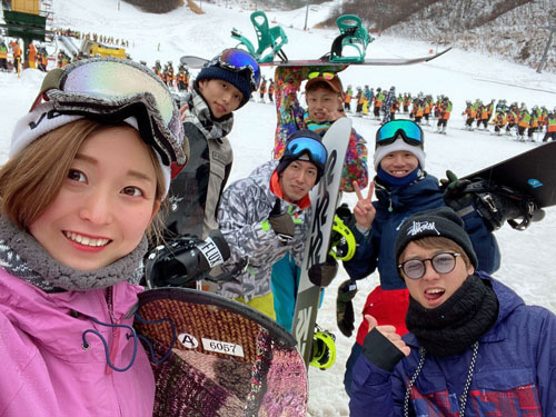 同期と訪れた岐阜県のスキー場で（手前左から西岡、中村駿平、中列左から木下雄介、佐々木大河、後列左から前田滉、前原大道＝ 本人提供）