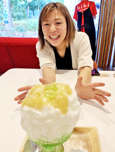 かき氷を前に思わず笑顔