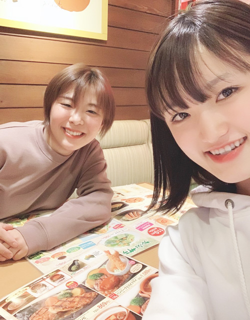 同期の生田波美音（右）と地元の人気グルメを満喫