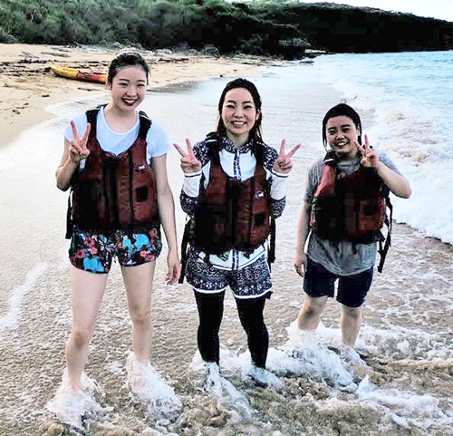 先輩の戸敷晃美（左）高田綾（中）と生まれ故郷の沖縄へ旅行