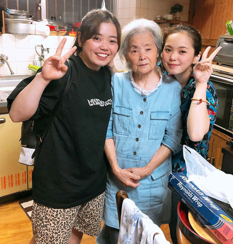 沖縄の曽祖母（中）と姉（右）です