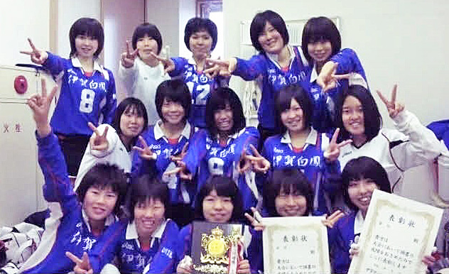 伊賀白鳳高バレーボール部で市大会優勝（前列右端が高田ひかる）※写真は全て本人提供