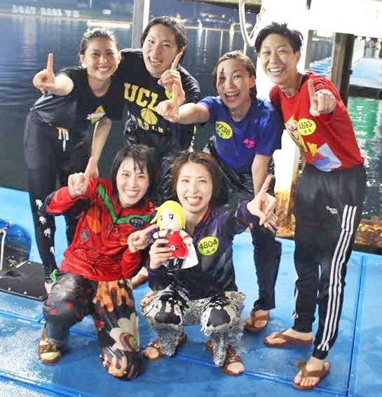 下関で初優勝した時の水神祭（前列左から清水沙樹、高田ひかる、後列左から山本宝姫、白石有美、清埜翔子、渡辺真奈美）